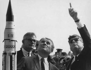 207152main_vonbraun-kennedy-516